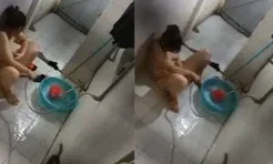 Quáy Lén Chị Gái Phòng Bên Lấy Vòi Xịt Tự Sướng – Viet69