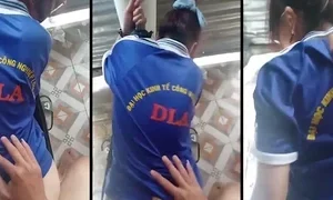 Doggy bé sinh viên Đại học kinh tế Công Nghiệp DLA trên chiếc võng ngay trước cửa nhà